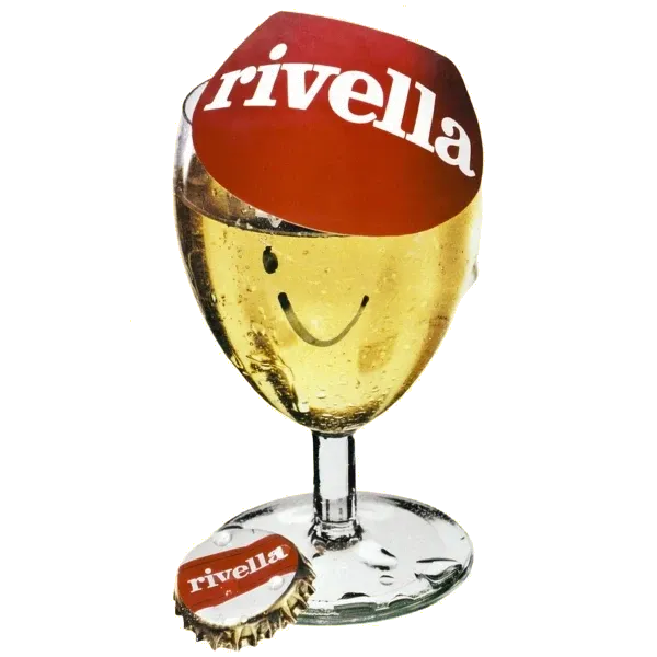 Ein Glas gefüllt mit dem gelblichen Rivella Getränk. Auf dem Glas ein Rivella-Käppi