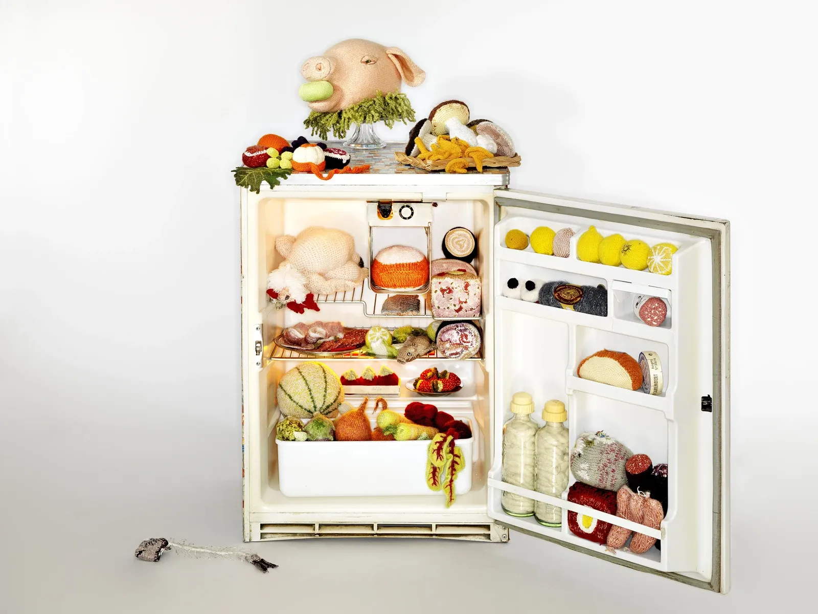 Kühlschrank mit Inhalt, alles gestrickt